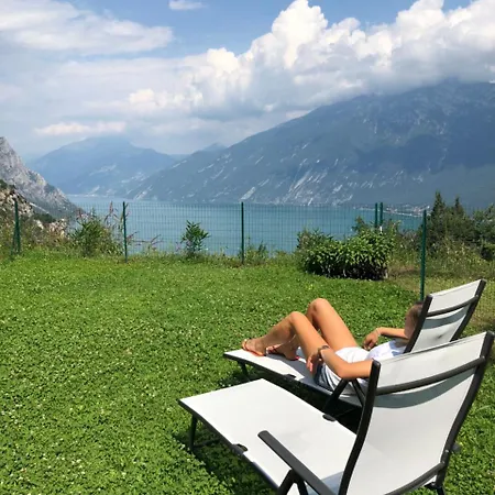 Un Balcone Sul Garda アパート トレモージネ